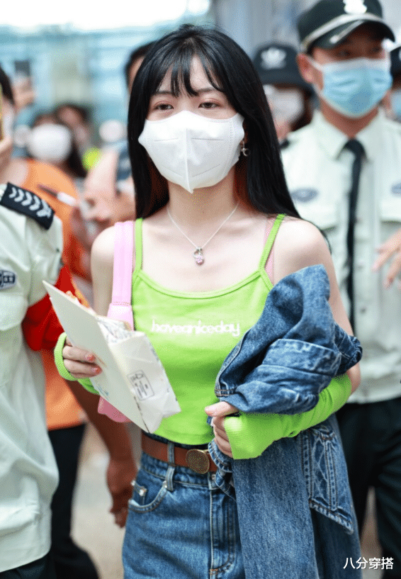 八分穿搭|赖美云也是个“时髦精”，绿色背心配牛仔短裤清新自然，活力十足