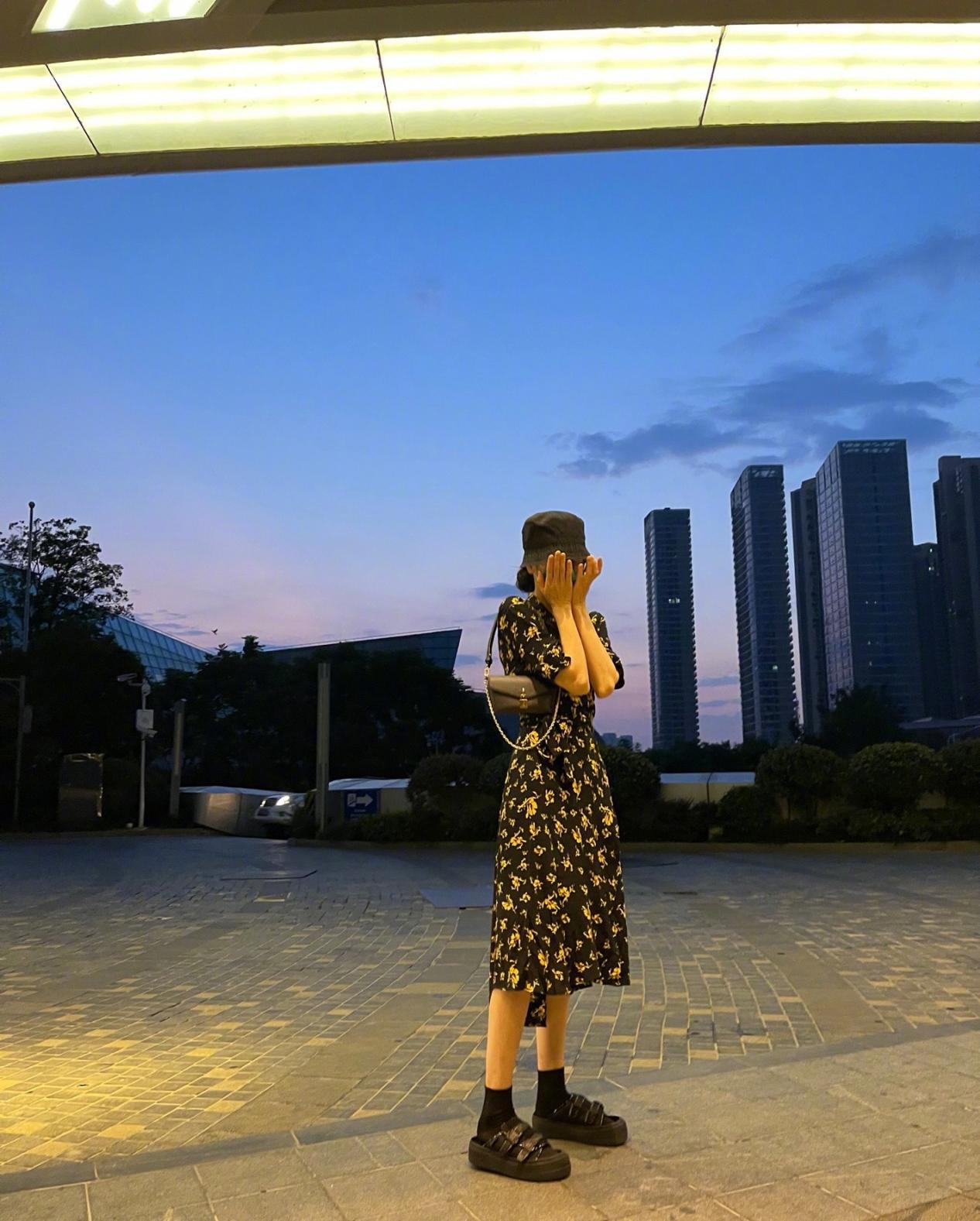 时尚圈的奇葩大喵 Disco穿搭成热潮，时装周外全员穿上矮子乐，土到极致竟也挺潮流