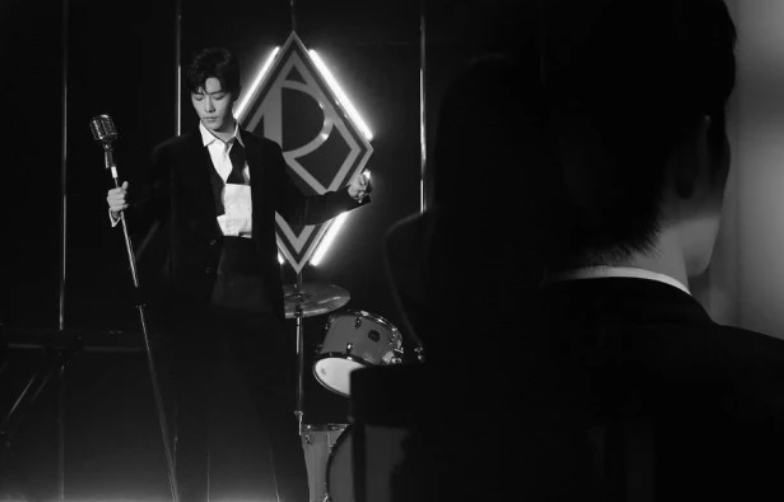 肖战|肖战黑白光影大片，摩登时尚，光芒闪亮，愿不负热爱、不负真心！