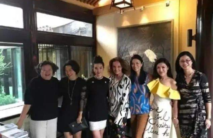 苏芒|坐潘石屹大腿摸史玉柱下身? 苏芒奔放旧照曝光，马云在旁边干笑