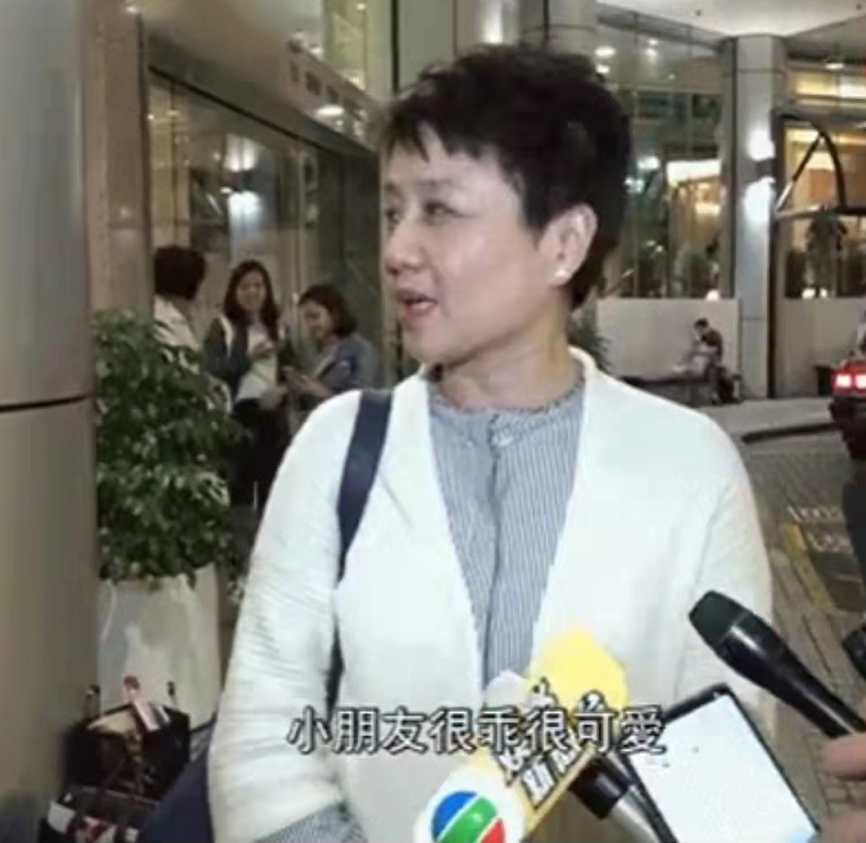 车晓|赌王四太疼儿媳不输向太！叠穿开衫变温柔奶奶，谈起孙女笑容不断