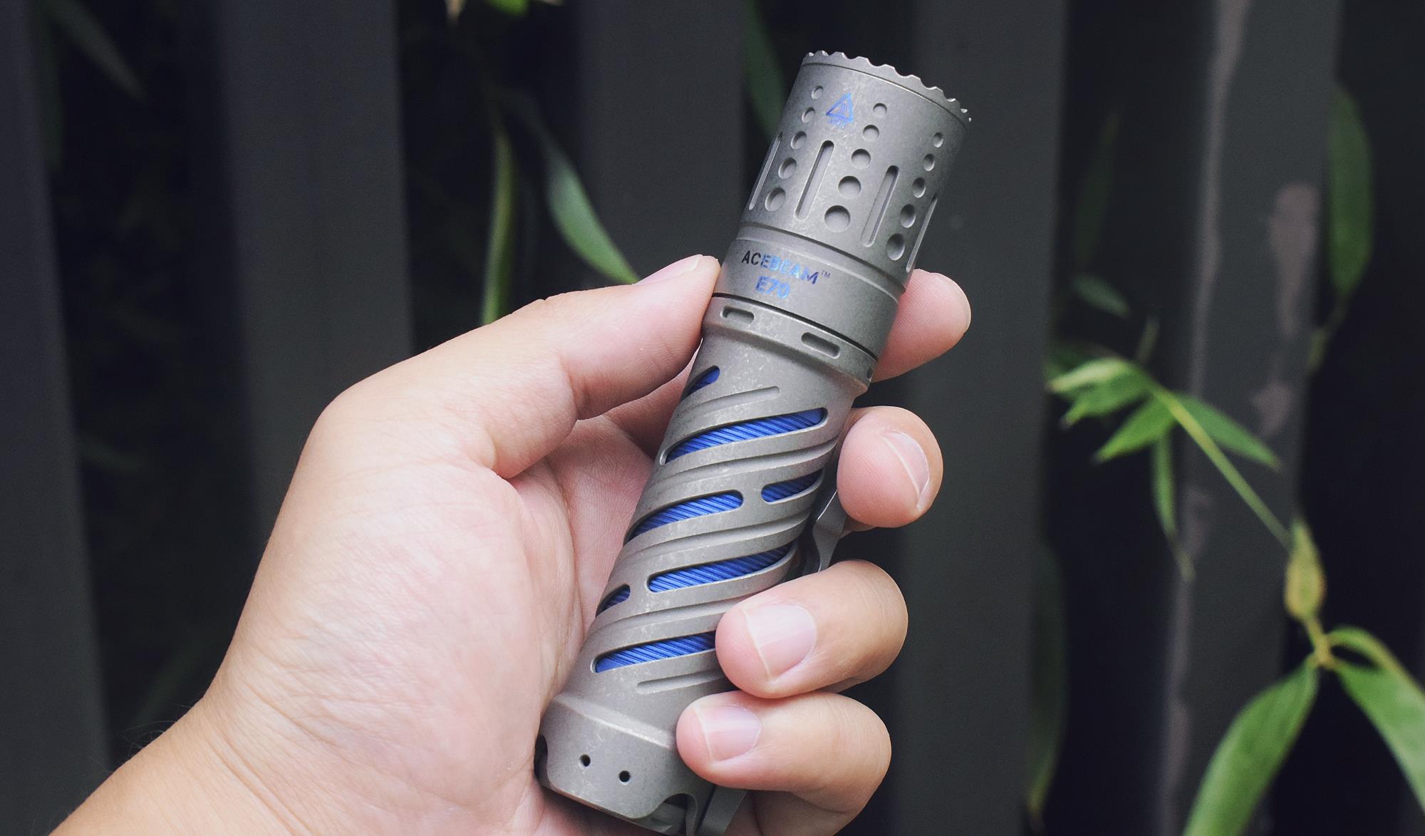 白说数码|把玩实用两相宜，ACEBEAM E70钛合金手电赏玩