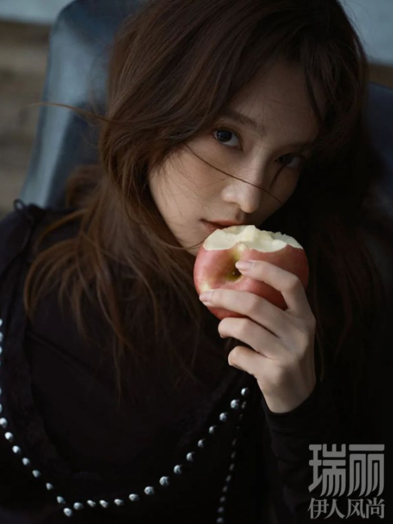 李沁|李沁瑞丽伊人风尚9月刊，沁人心脾的鸡腿姑娘，你喜欢吗