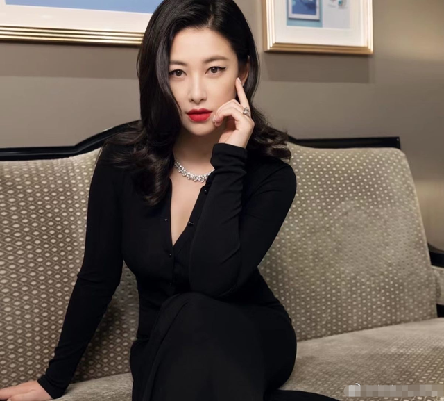 朱珠|朱珠产女两月近况曝光，穿紧身长裙大秀好身材，恢复之快令人惊讶