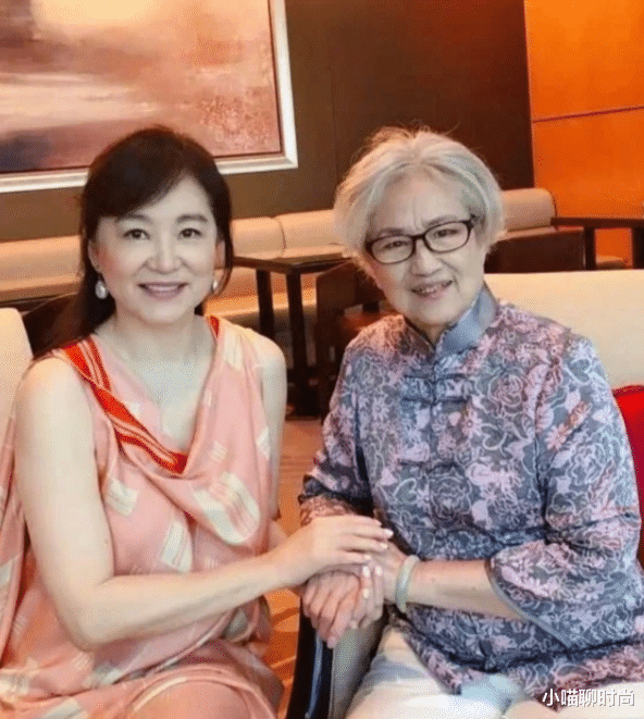 小喵聊时尚|66岁林青霞老得坦荡，不爱浓妆、也不爱高跟鞋，骨子里散发着优雅