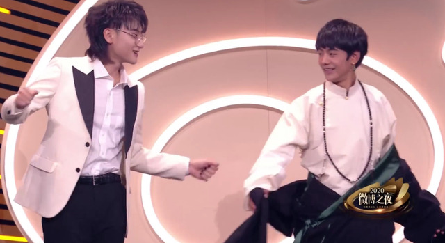 程潇|丁真成微博之夜香饽饽,明星争相求合影,黄子韬台上邀自拍