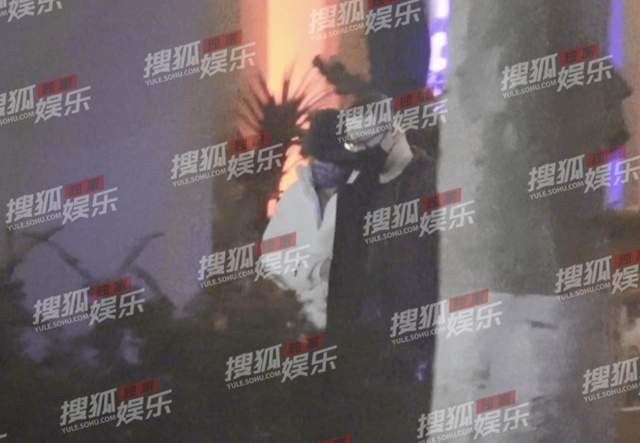 章子怡|章子怡与老公过二人世界，紧挽汪峰手臂太甜蜜，靠肩姿势小鸟依人