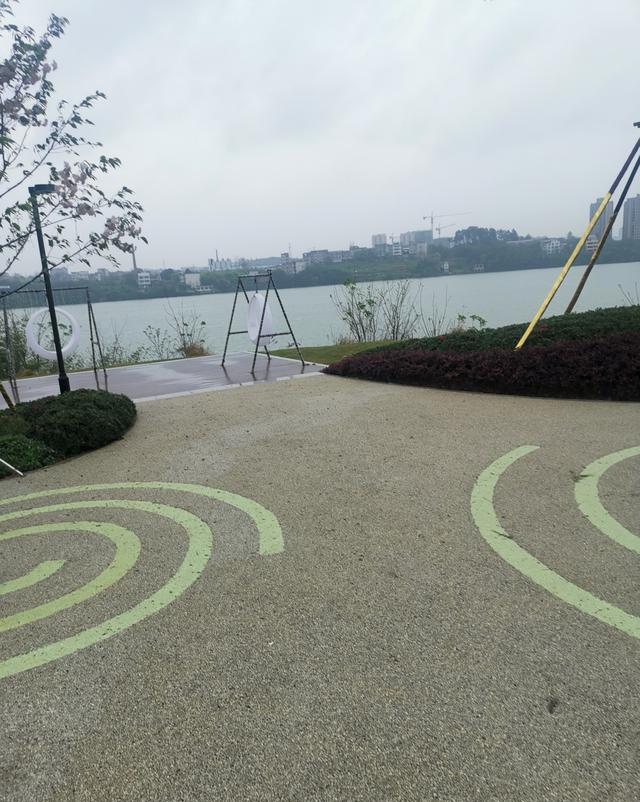 绿柳但歌 永州湘江西路变得越来越漂亮，江边有好多的风筝