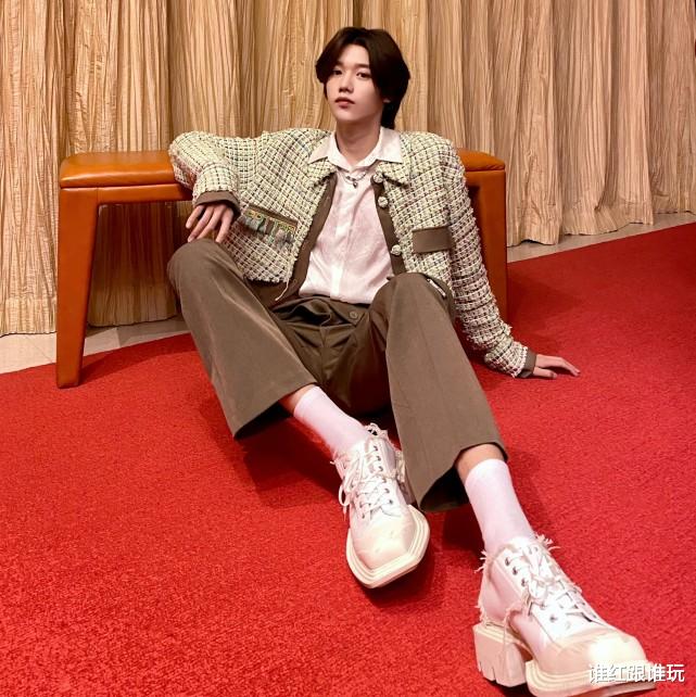 孙滢皓|当红男爱豆孙滢皓在机场被路人吐槽：大老爷们跟娘们似的！