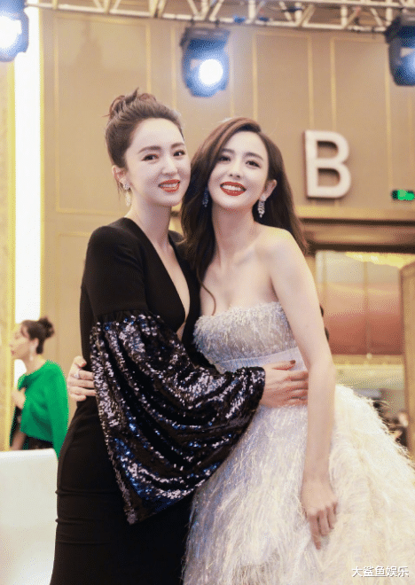 董璇|董璇晒与佟丽娅合照庆中秋，两人穿着漂亮的礼服裙露出同款甜笑