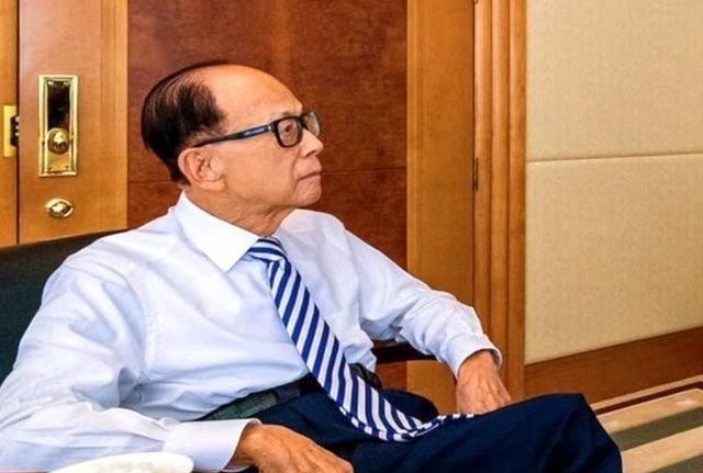 私照|93岁李嘉诚公开豪宅私照，边看电视边吃饭，饭菜简朴得令人意外