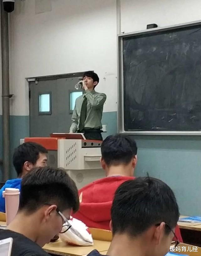 暖妈育儿经|90后“三无”男教师陷困境，无车无房无女友，是否该辞职？