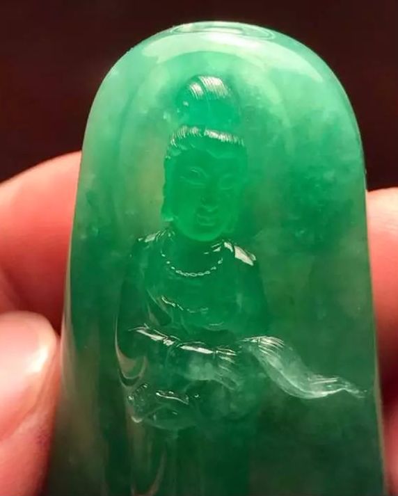 翡翠|毫不起眼的石头，切开后做出满绿观音挂件，您觉得美吗？