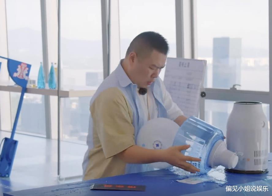 岳云鹏|德云社团综第九期，岳云鹏好奇害死猫，张鹤伦到手的胜利被毁了