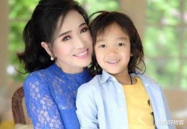 护肤|74岁奶奶与孙子合照意外走红，“冻龄”状态惹人羡，护肤或是关键
