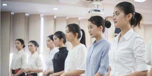 舜网 空姐面试不准化妆，看到第二张图才发现，原来美女全身都能作假