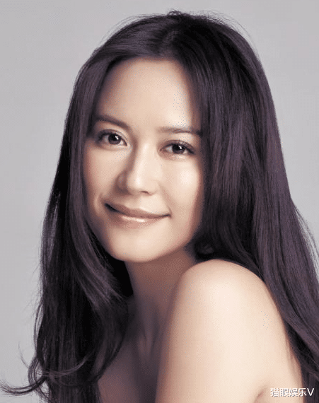 粉色|50岁俞飞鸿现身拍大片，大冬天换上旗袍不怕冻，素颜和化妆时无差