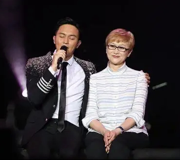 袁咏仪|婆婆比儿媳妇还美！港姐冠军袁咏仪美败下阵，老人家也是选美冠军