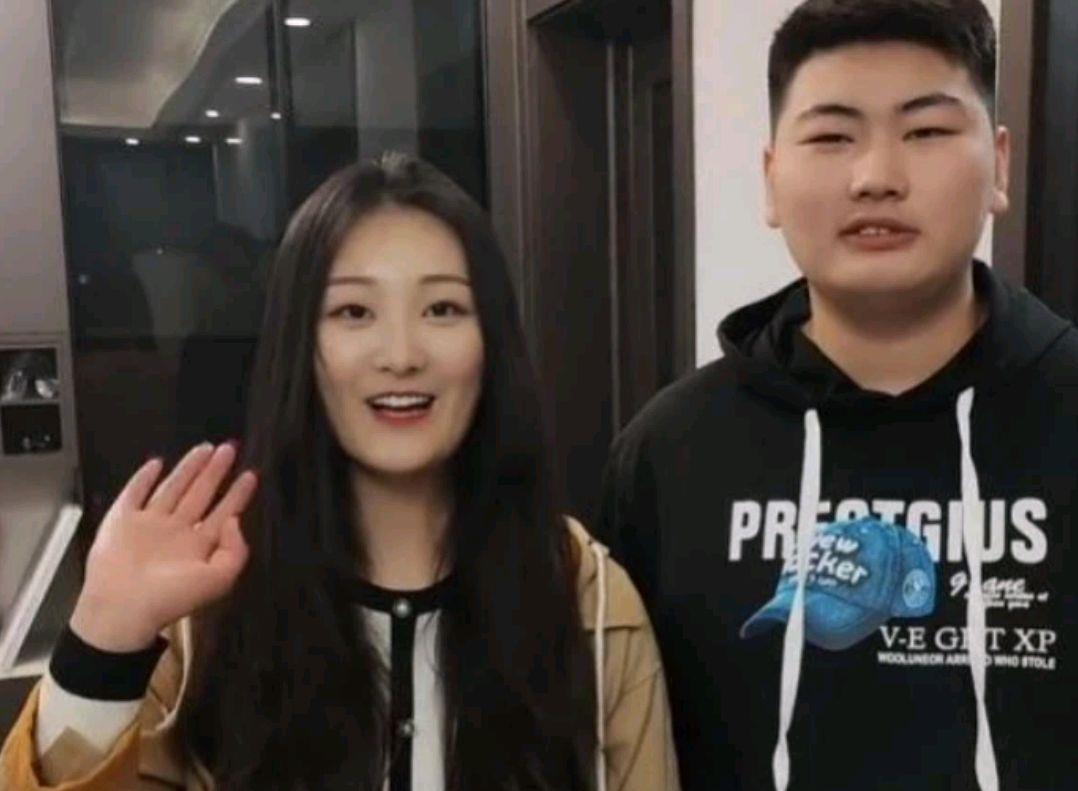 霍启刚|陈亚男小号视频露本心，拍照就与小伟十指相扣，结束立马撇嘴撒开