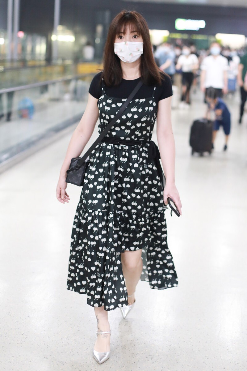 大表姐的时尚圈|柳岩机场变身“女汉子”，一人推两大箱行旅，碎花裙造型温柔大方