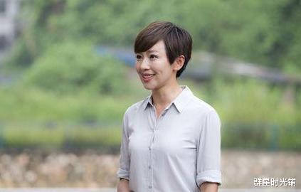 欧阳夏丹|央视国脸欧阳夏丹成名的辛酸，父亲离世，母亲患癌，44岁依旧未婚