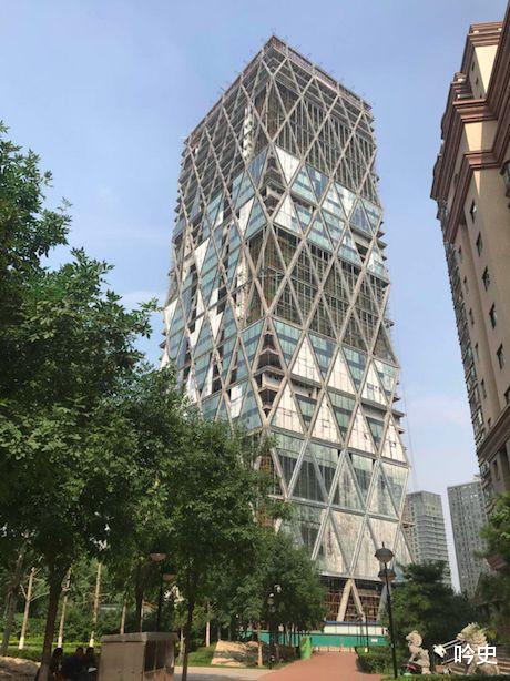 |京城最土豪地产商王永红的“劫数”，欠800亿出逃，还带走了她