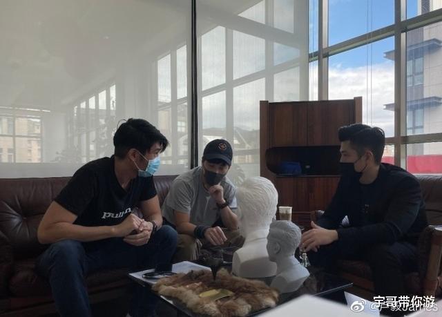 高以翔|高以翔墓碑高清照首次公开，家人频繁前往墓地陪伴，画面惹人泪目