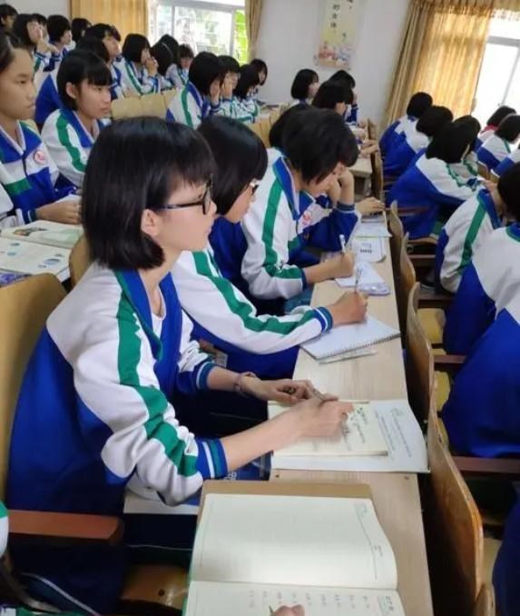 依科育儿吧|女生高考估分638分,父母开心设宴,成绩出来一家人尴尬躲邻居