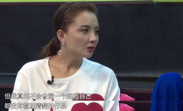 张小斐|张小斐穿三千旗袍上春晚，舞姿不慎露出打底裤，一双长腿又细又白