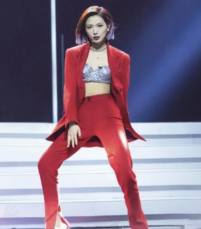 万茜|万茜的演出照太有范儿，穿红色小西装超帅气，银色内搭尽显好身材