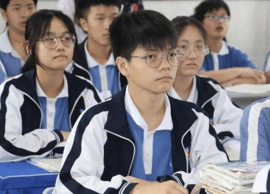 安妈育儿日|那位课桌上刻“浙江大学”的男生，最终选择清华，网友神评论亮了