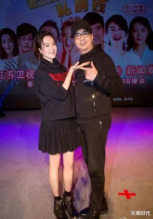 天果时代|左小青的44岁真不一样，穿卫衣小短裙青春又活力，还以为30出头呢