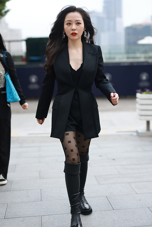 张靓颖|张靓颖发福了不少，看起来更有韵味，一身黑挺高级的