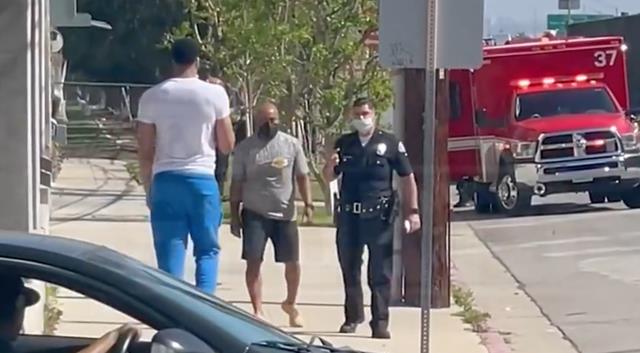 安东尼·戴维斯|突发！戴维斯现身车祸现场，警车，消防和救护车全来了