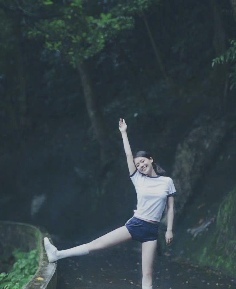 马思纯|马思纯挽张哲轩甜蜜同行,被男友宠溺捏脸,女方呈现幸福肥