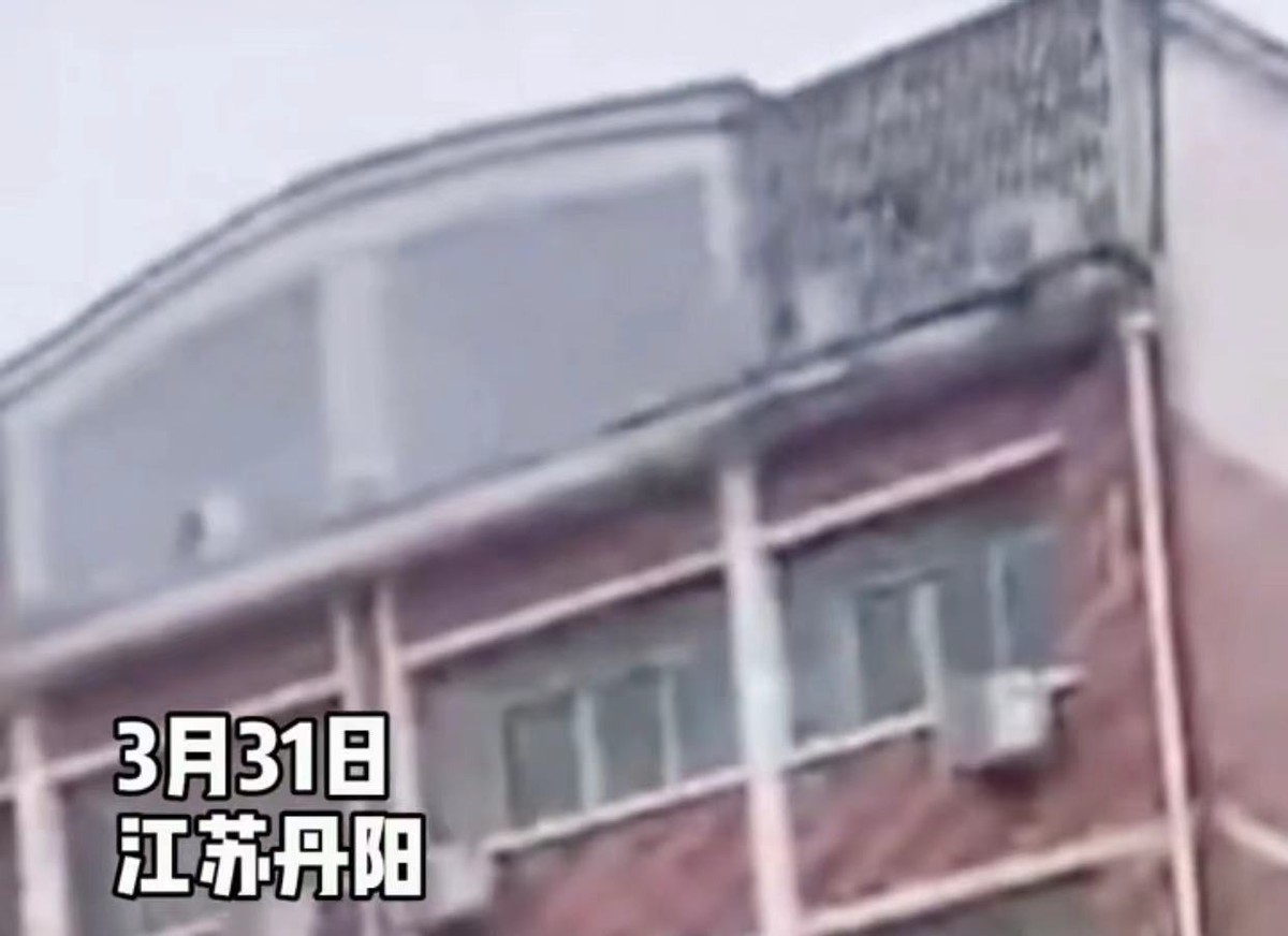 三十秒社汇 虎毒不食子！男子勒死49岁妻子和21岁女儿后自缢身亡，警方发布通报