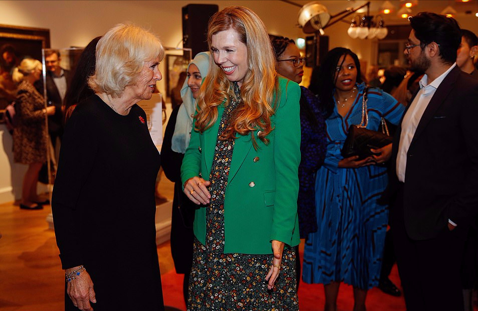 全球时尚风行 英国第一夫人挺大肚亮相！碎花裙配绿西装藏8个月孕肚，变美好多