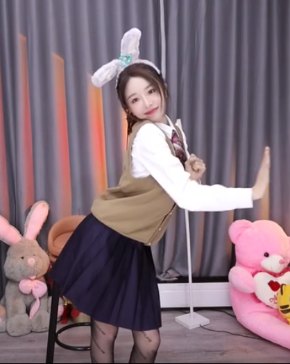 鞠婧祎|运动服里穿黑丝，林七七打篮球让路人王都害羞了，还表演黑丝倒立