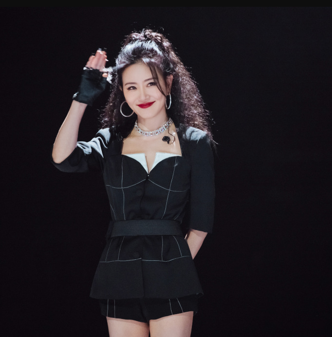 穿衣搭配|张柏芝美得惊艳，王鸥又美又撩，胡静从头到脚不到五百元