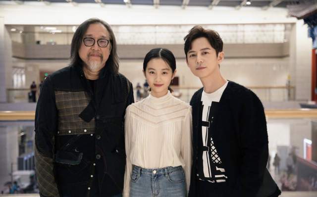 杨紫|何炅与多多话剧演出后拍照留念，多多俏皮何老师娃娃脸，意外有cp感