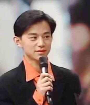 何炅|何炅：一边直面大本营无限期停播，一边高调庆祝“出道10000天”