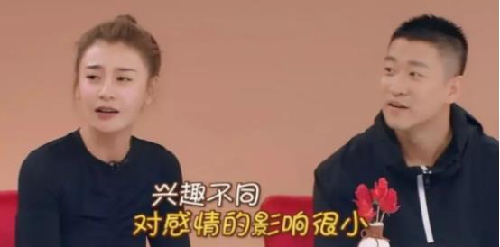 范齐全|曹云金前妻浴室热舞,穿短衣秀蛮腰,离婚2年独自带女生活更自在