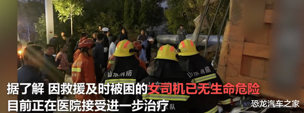 沙土车与SUV相撞致车辆侧翻,SUV瞬间被沙土掩埋,工人徒手刨土相救