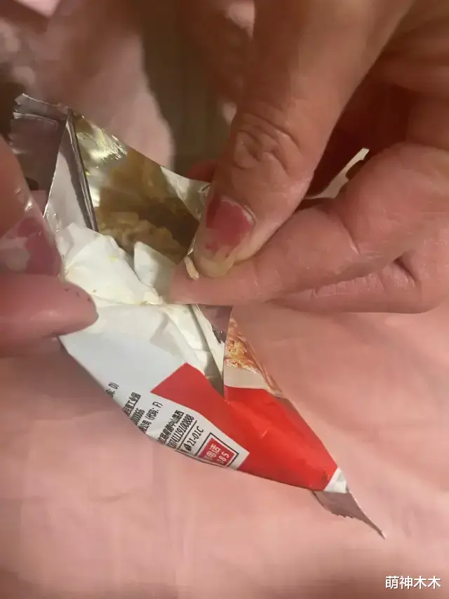 石家庄机场|李佳琦带货辣条吃出活虫，售后与品牌方打太极，消费者投诉后获赔