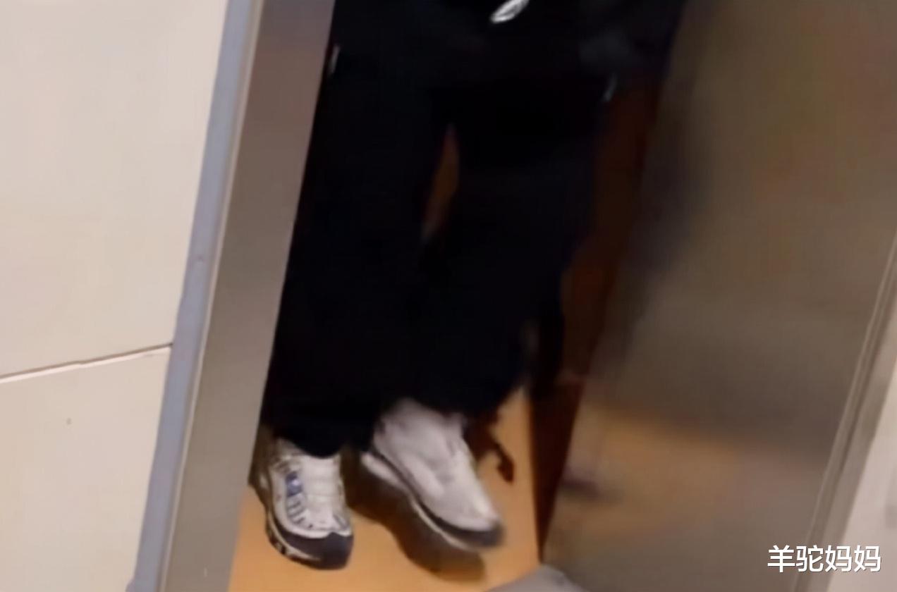 羊驼妈妈|小情侣霸占母婴室，宝妈急需敲门多时才出来，教育之路仍任重而道远