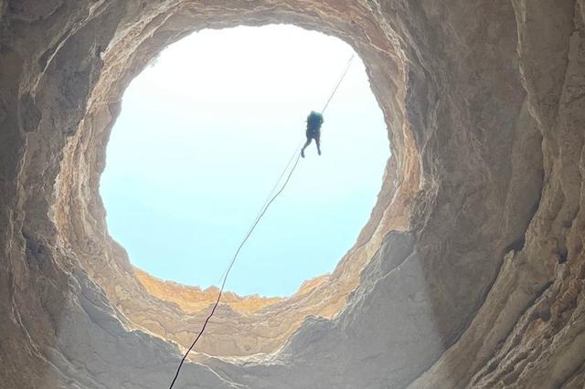 112米深的地狱之井，终于有人到达底部，展现了一个神奇的世界