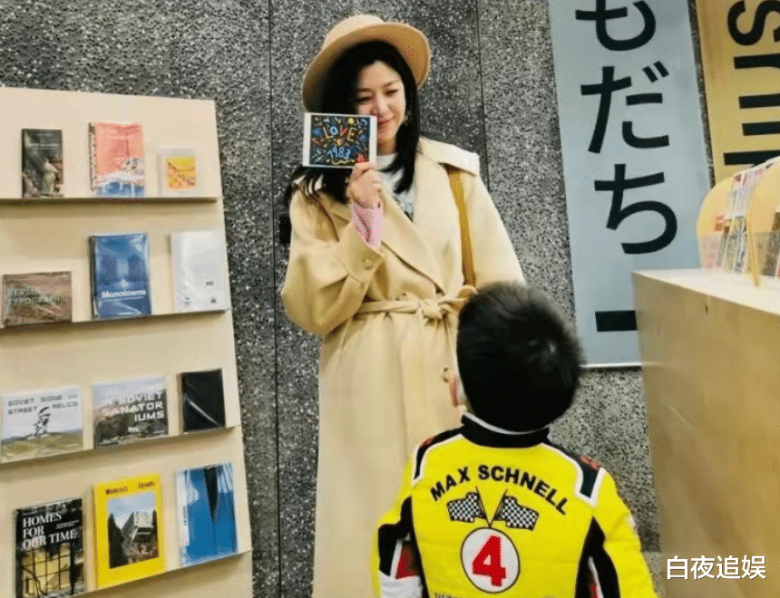 陈妍希|陈妍希带儿子逛书店，5岁小星星身高成焦点，明星基因都这么强吗？