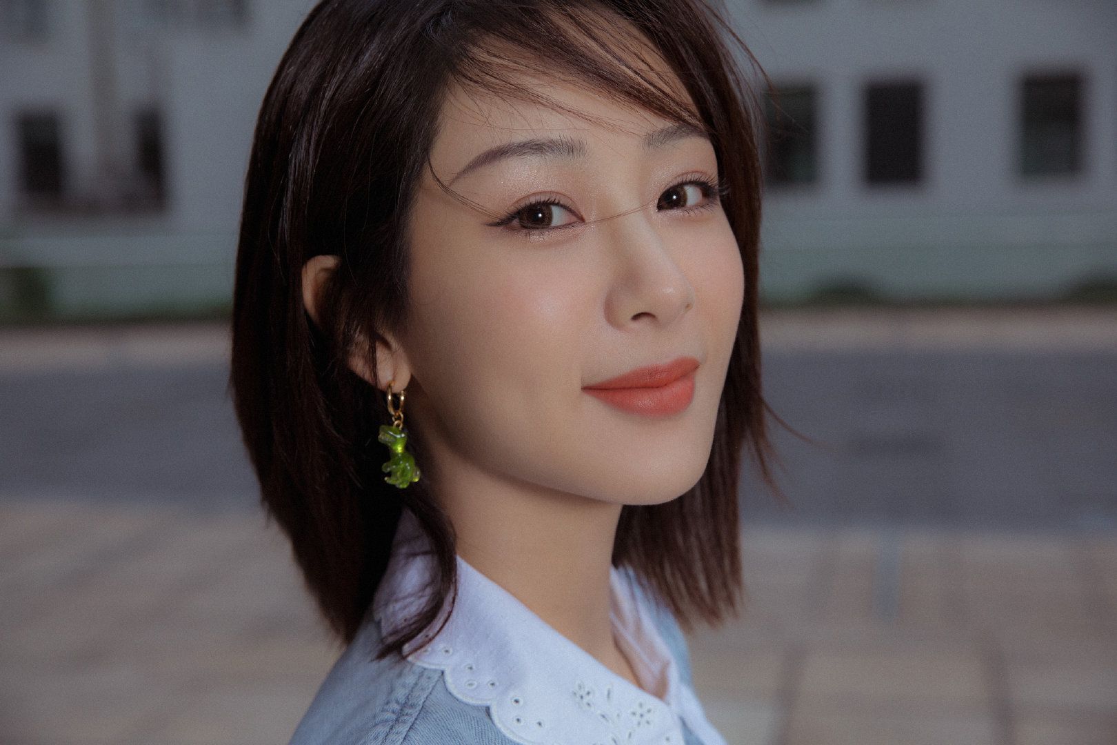 杨紫|撩头发，捶胸口，杨紫和成毅的路透，没想到会这么甜