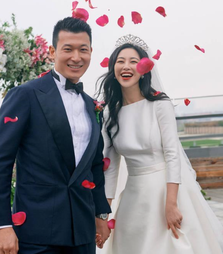 李兰迪|朱珠出月子后首现身，和老公一起吃烛光晚餐，朱珠身材已完全恢复