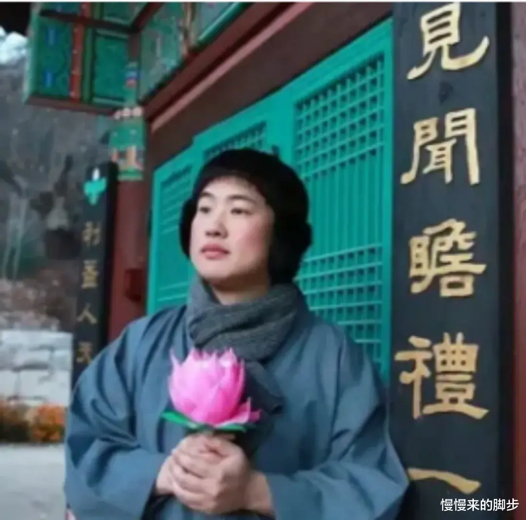 慢慢来的脚步|穿性感开叉旗袍逛寺庙，求求这群假名媛们做个人吧！！！